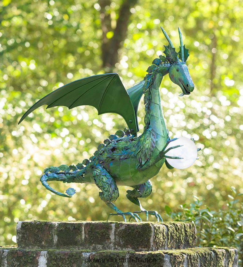statue de dragon en métal vert tenant une perle à énergie solaire Plow & Hearth 8642F684 cour et jardin