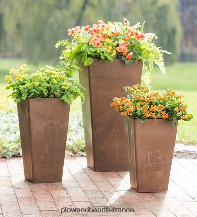 Jardinières en résine antigel Sussex en trois tailles Plow & Hearth 8642F6907 cour et jardin