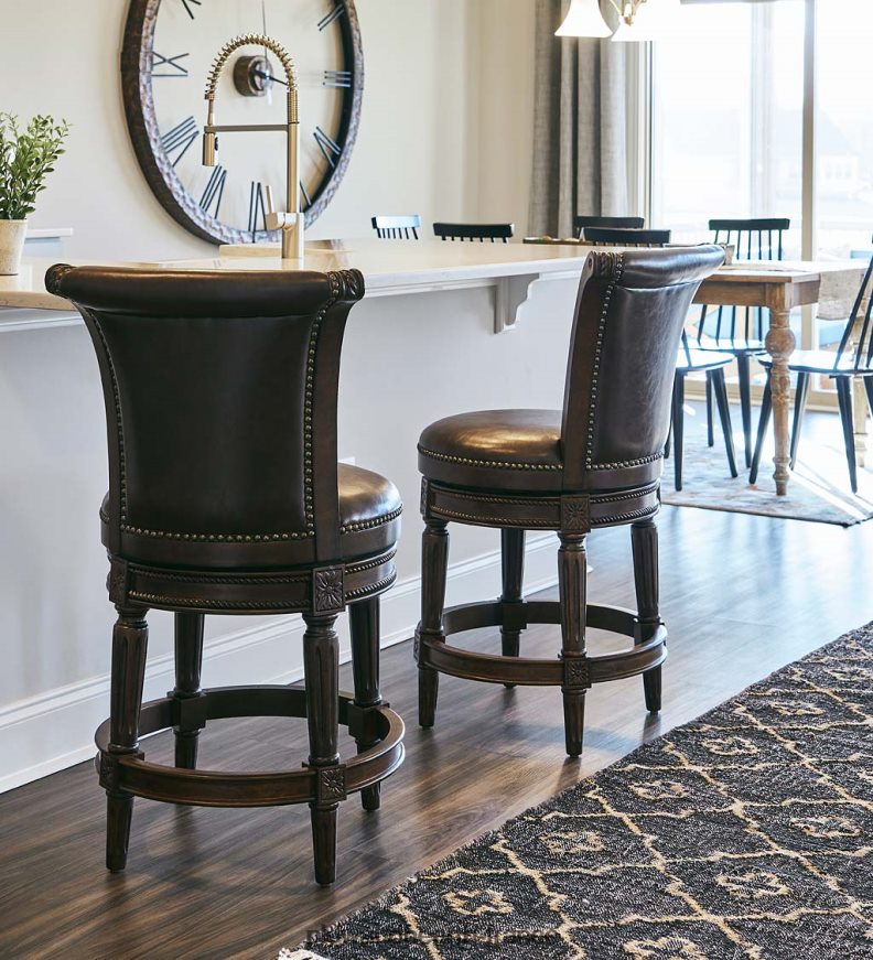 Chapman siège pivotant à dossier haut tabourets de bar et de comptoir Plow & Hearth 8642F62048 meubles