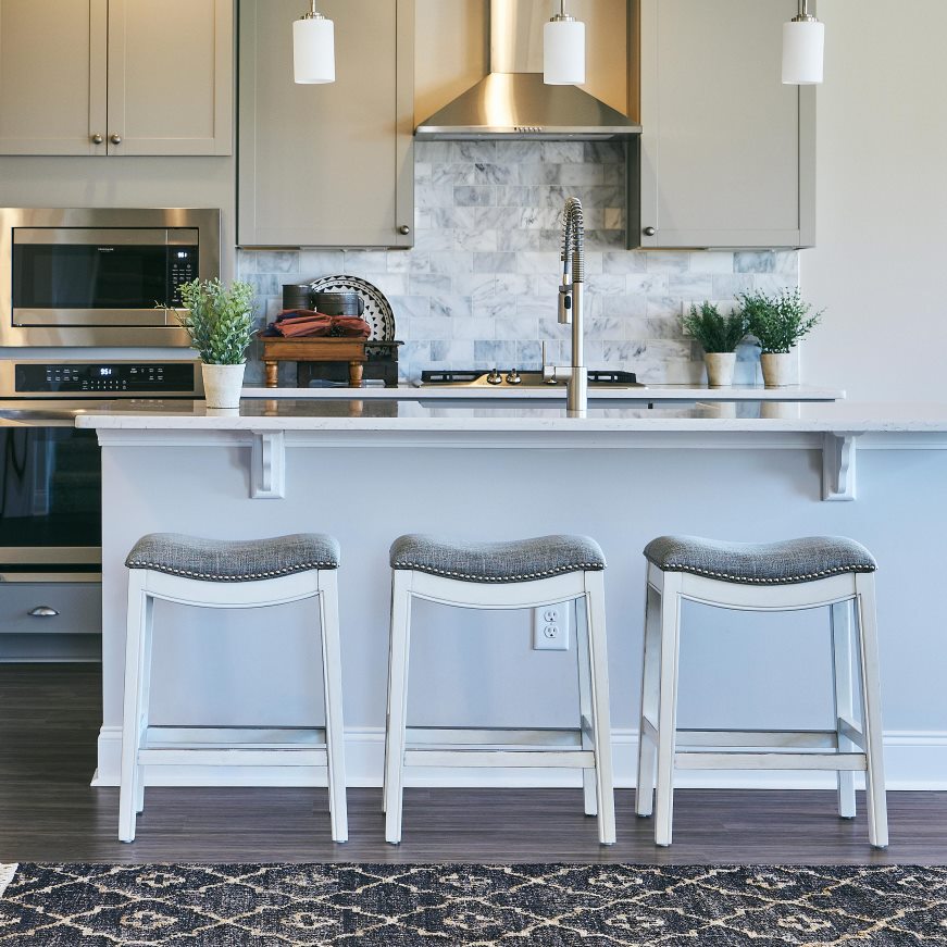 Tabouret de bar avec siège en selle Clara - blanc Plow & Hearth 8642F62056 meubles