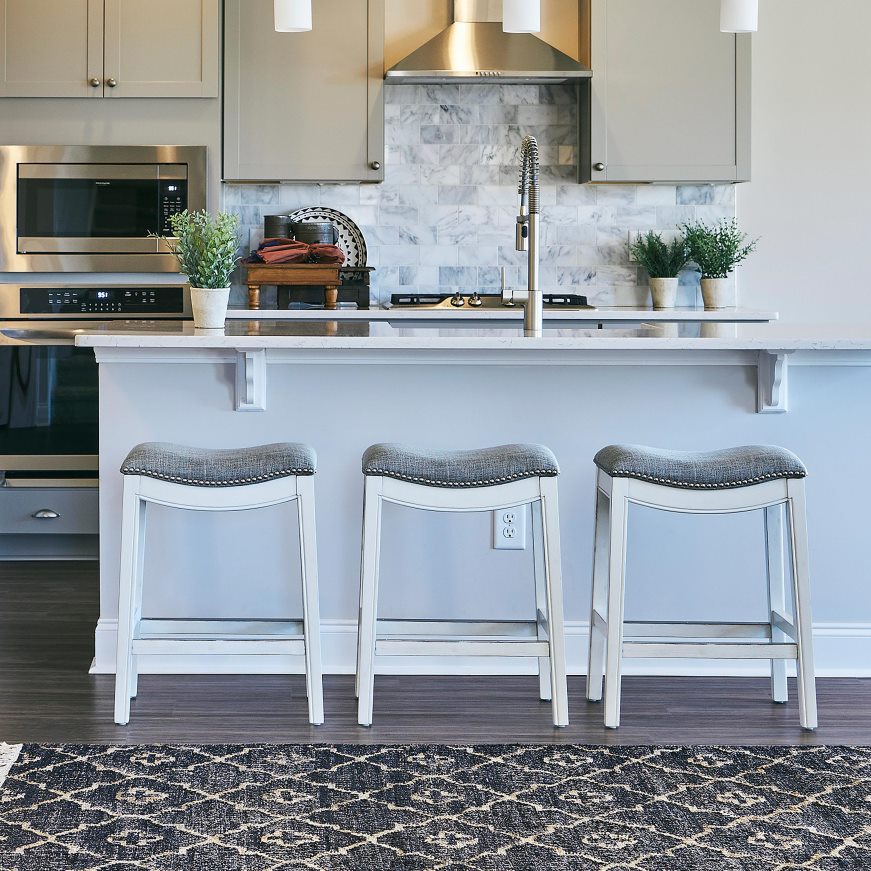 Tabouret de bar haut en forme de selle Clara - blanc Plow & Hearth 8642F62055 meubles